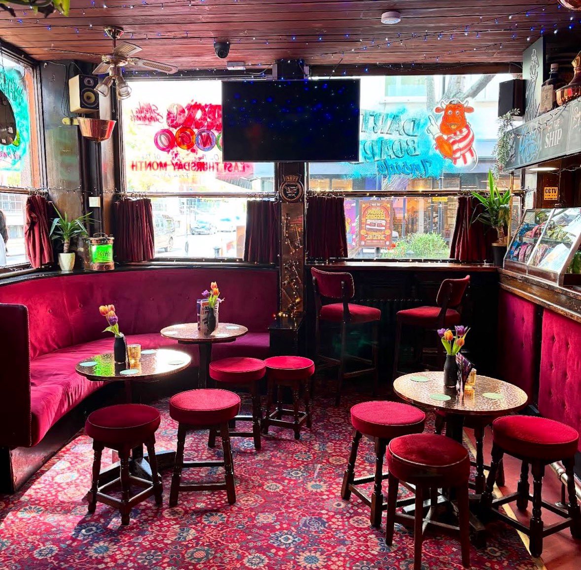 LondonPubMap's tweet photo. The Ship
📍134 New Cavendish St, London W1W 6YB
One of the finest upholstered pubs in London.
#london #ship #velour https://t.co/iPQAhyuy4R