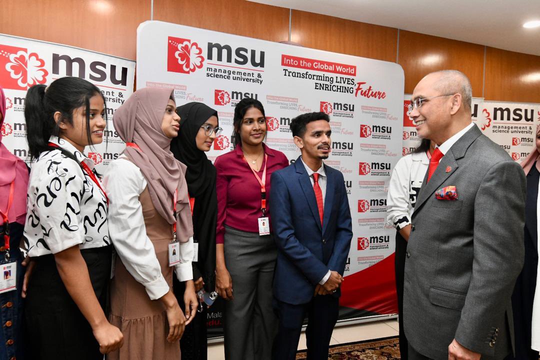 MohdShukriYajid's tweet photo. A delight to meet our MSI Colombo #MSUrians from the Biomedical Science program. All 19 students have completed their final semester practical session at @MSUmalaysia. I hope they have benefited from the learning experiences here. Well done, everyone! @MSIColombo #MSUgmp https://t.co/F0tR6UARkF