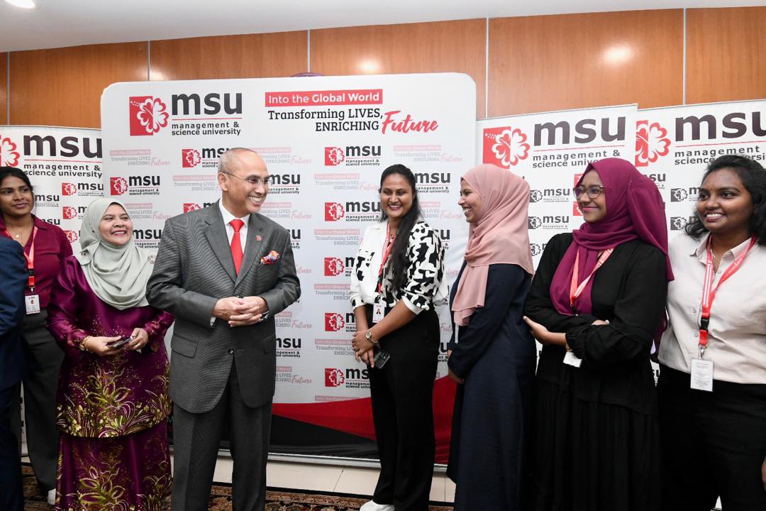 MohdShukriYajid's tweet photo. A delight to meet our MSI Colombo #MSUrians from the Biomedical Science program. All 19 students have completed their final semester practical session at @MSUmalaysia. I hope they have benefited from the learning experiences here. Well done, everyone! @MSIColombo #MSUgmp https://t.co/F0tR6UARkF