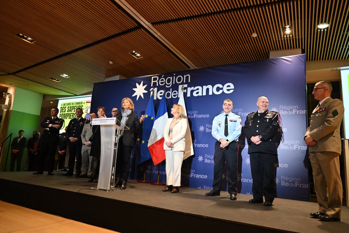 pompiers78's tweet photo. Mise à l’honneur 🎖️| Ce jeudi 5 février, les sapeurs-pompiers franciliens ont été accueillis par Mme @vpecresse, Présidente de la Région Île-de-France, à l’occasion d’une soirée de mise à l’honneur des Sapeurs-pompiers Ile-de-France.

Cette soirée, s’est déroulée en présence du Cgl @StephaneMillot, Directeur départemental des @pompiers78, à l’occasion de laquelle 5 récipiendaires du #Sdis78 ont reçu une médaille de la région, parmi les 30 des Sdis d’Île-de-France.

Ce temps fort a rassemblé, dans un esprit de fraternité et d’unité, des membres de la Région des #Sdis77, #Sdis91 et #Sdis95 ainsi que de la Brigade des sapeurs-pompiers de Paris (#BSPP).

👏 Nous adressons toutes nos félicitations aux récipiendaires.

📸 : SDIS 95 - B. Nerrembourg