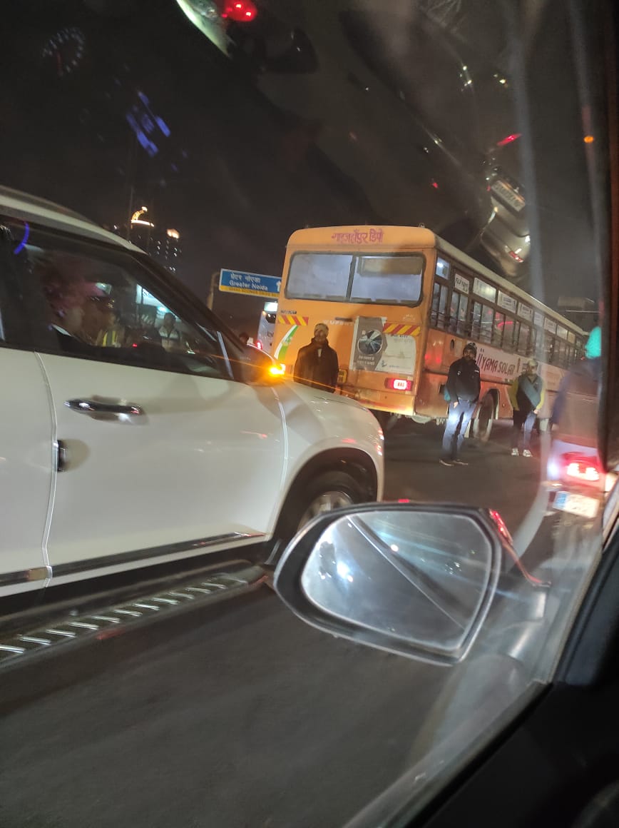 Akshaykg2012's tweet photo. @NHAI_Official @PMOIndia @myogiadityanath @dm_ghaziabad @dmgbnagar @nitin_gadkari @sunitadayalbjp @Gzbtrafficpol At Sec62 &amp;chhajarsi on NH9,buses are parked haphazardly,leaving no space for other vehicles and causing KMs-long traffic jams.The authorities appear to have ignored it https://t.co/TqsCF7XJsP