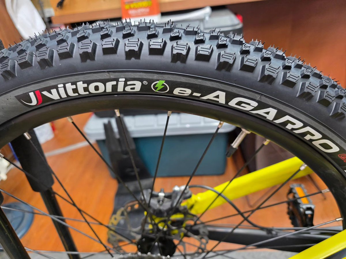 charinco_off's tweet photo. BESV(ベスビー)のダブルサスEバイクの「TRS2 AM」に、vittoria E-AGARRO27.5x2.6のタイヤを装着しました🥳
サイクルショップ金太郎さん、ありがとうございました❣😘
https://t.co/6V7pFJTH2w
#vittoria
#Vittoriaagarro
#ビットリア
#ベスビー #ebike #besv #TRS2
#サイクルショップ金太郎 https://t.co/oLhYHx7O6K