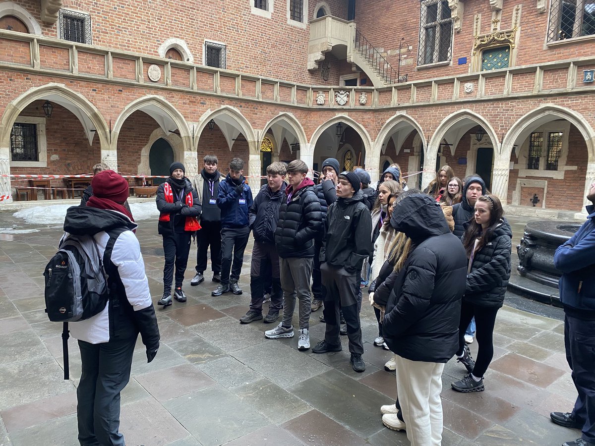 PHS_HistoryDept's tweet photo. Fantastic morning exploring Old Town, Cloth Hall, Market Square, St Mary’s Basilica and Wawel Castle.  Just stopped for lunch, then off to the Jewish Quarter. @PrestatynHigh https://t.co/1B3jKcCSla