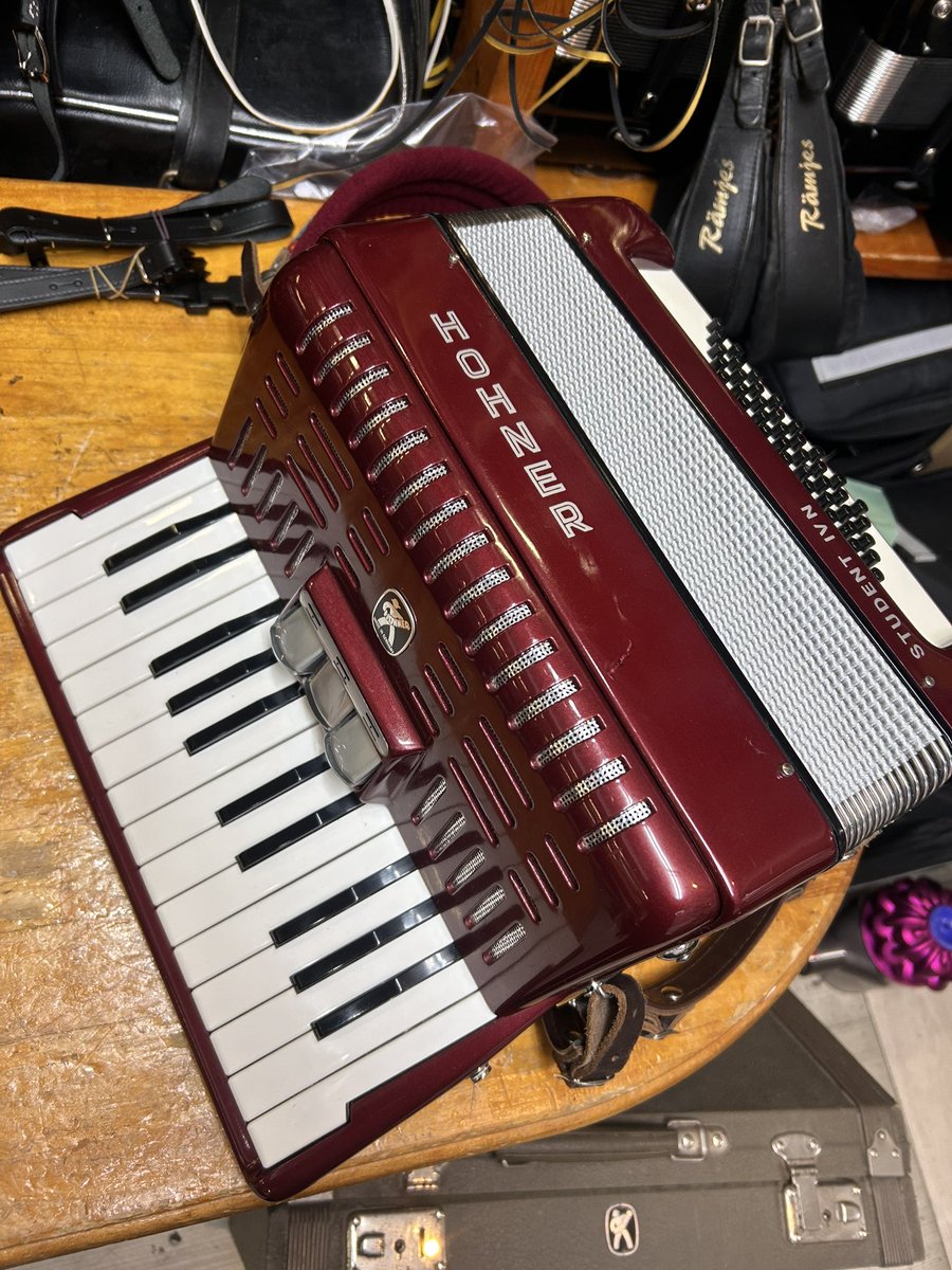 葛西のアコ屋ベイアコさんから新しいアコーディオンがやって参りました！ドイツ製のかわいい寄席サイズ♪この小さいアコーディオンは世界的に生産が少なくなっているとのことで、一挙二台おむかえしました　人も楽器も出会いのご縁、これからいっぱいお稽古して早く楽屋入りさせたいです　お楽しみに♪