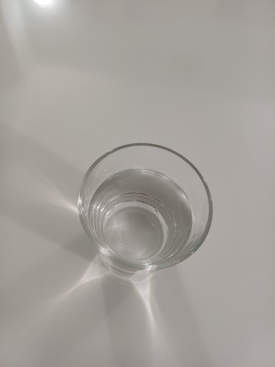 mauriciojornal_'s tweet photo. O mais bizarro da Itália é a ÁGUA.

Sim, isso mesmo que você leu. A água daqui tem muito calcário, e por isso parece mais "dura".

O que muda no dia a dia?

1. Você bebe e a água não sacia.
2. Você toma banho e o sabão NÃO FAZ ESPUMA.

É uma sensação estranha nos dois casos. https://t.co/vynPRtJBPn