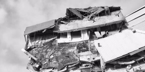 6 Şubat depreminin üzerinden 3 yıl geçti. Türkiye'de ve Suriye'de resmi verilerle 62.013 insan hayatını kaybetti. Gerçek sayının çok daha fazla olduğunu biliyoruz.

Bu üç yılda ne depreme dayanıksız binaları yapan katiller doğru düzgün yargılandı ne de bu depreme açık düzeni