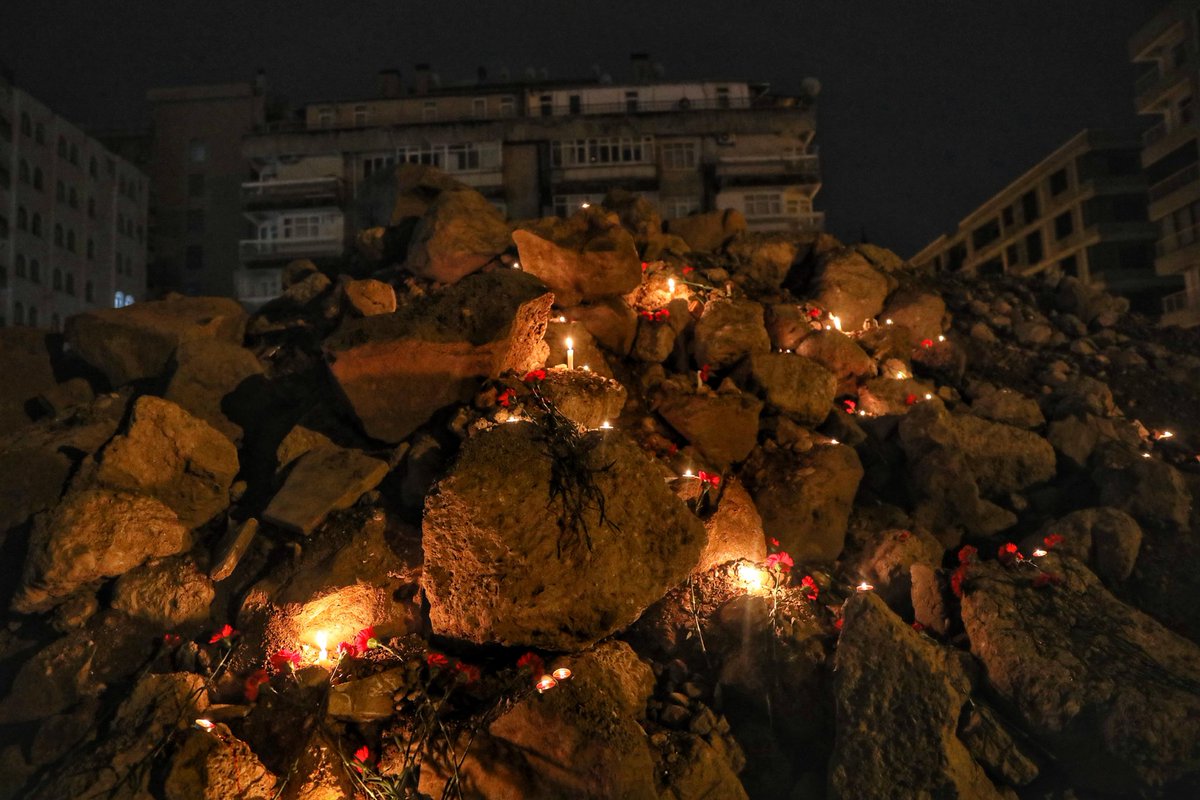 6 Şubat depremlerinin 3.yıl dönümünde, hayatını kaybeden canlarımızı saygıyla anmak ve ihmallerin,denetimsizliklerin sonucu oluşan ağır kayıpların hesabını sormak üzere bileşeni olduğumuz platformlarla birlikte 6 Şubat Depremlerinde yıkılan Sözel Apartman’ının önünde bir araya