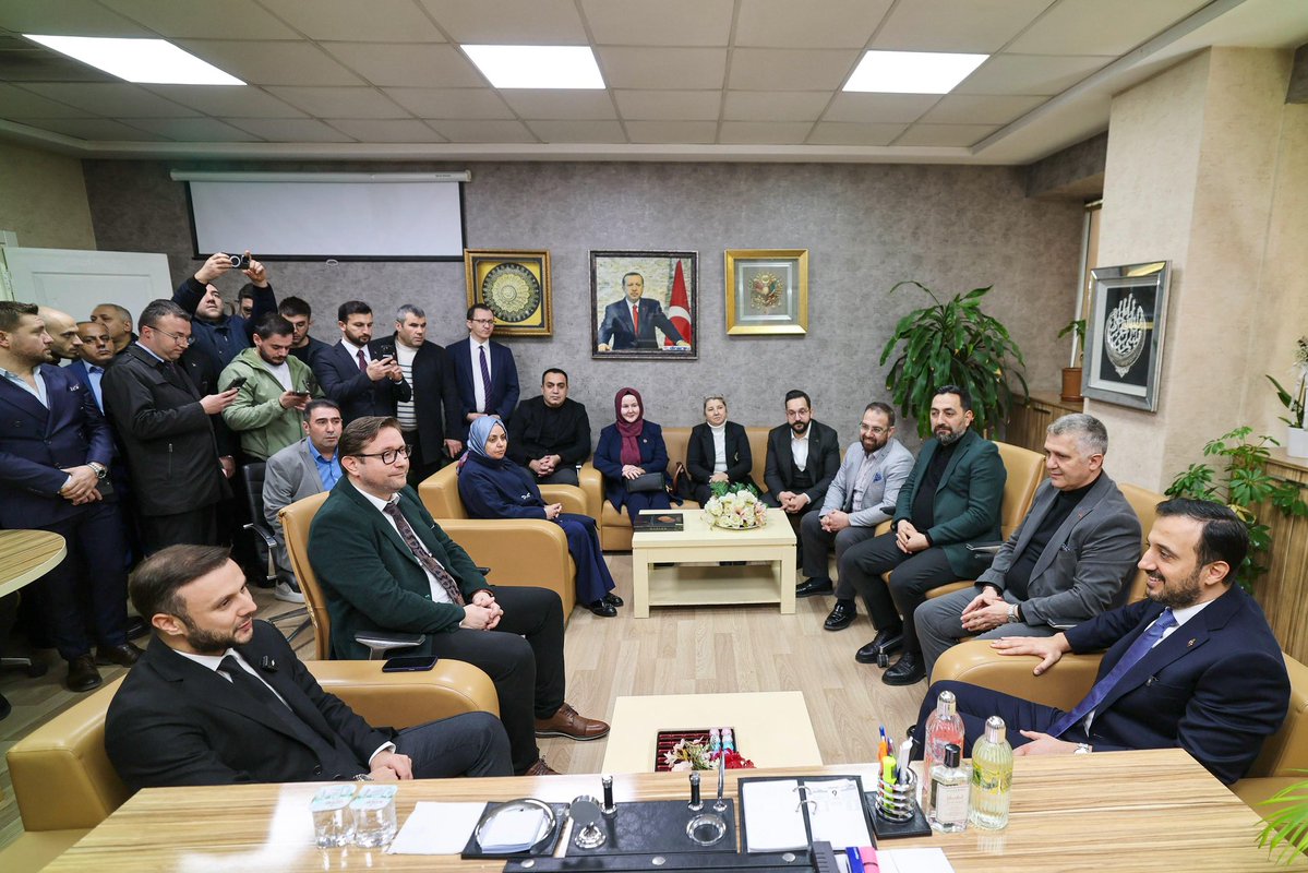 Bugün Küçükçekmece’deyiz. İlçe teşkilatımızla birlikte çalışmalarımızı değerlendirip, ilçemizin yerel ihtiyaçları ve çözüm önerileri üzerine istişarelerde bulunacağız. Küçükçekmece deprem tehdidi altında olan bir ilçemiz. Bu gerçeğe karşı duyarsız olan İBB yönetimini uyarmak,