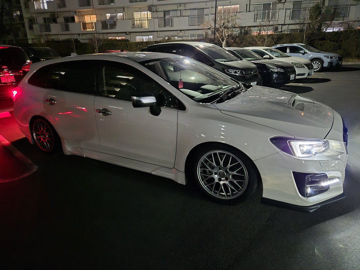 KAZ5565's tweet photo. 日曜、美容院の予約入れちゃっててキャンセルしたら一ヶ月待ちだから仕方なくスタッドレスに交換❄ https://t.co/wDFkxDhaYF
