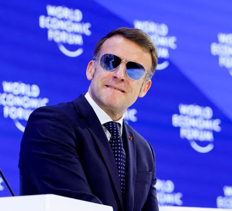 Kulturlesite_'s tweet photo. 🗣️ EMMANUEL MACRON à propos des JEUX VIDÉO : 

« Quand on passe des heures à descendre tout le monde sur Fortnite, cool, c’est pas ça la vie. Ça vous conditionne à la violence. » https://t.co/Y8aGxMj2jE