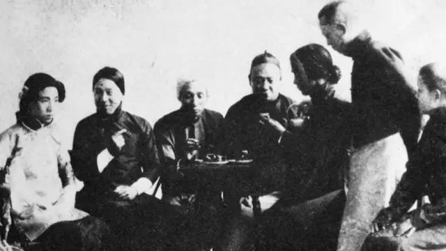 wuerbangbang's tweet photo. 图1最左是1915年周恩来17岁时在南开学堂新剧团的女装形象。

Figure 1, leftmost, shows Zhou Enlai at age 17 in a female role costume for the Nankai School's new drama troupe in 1915. https://t.co/gw2guvY7t6