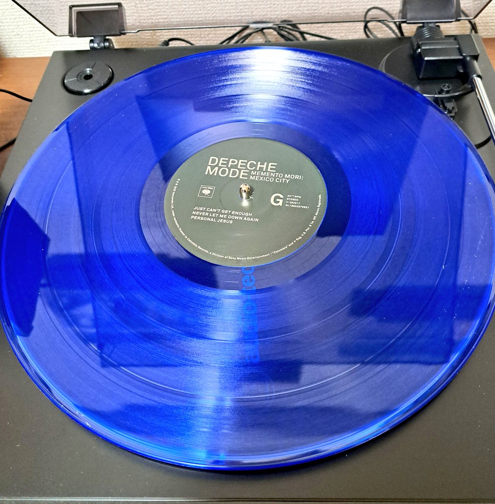 Depeche Mode M 4枚目 歓声が重厚で深く、スケールの大きさをひしひし