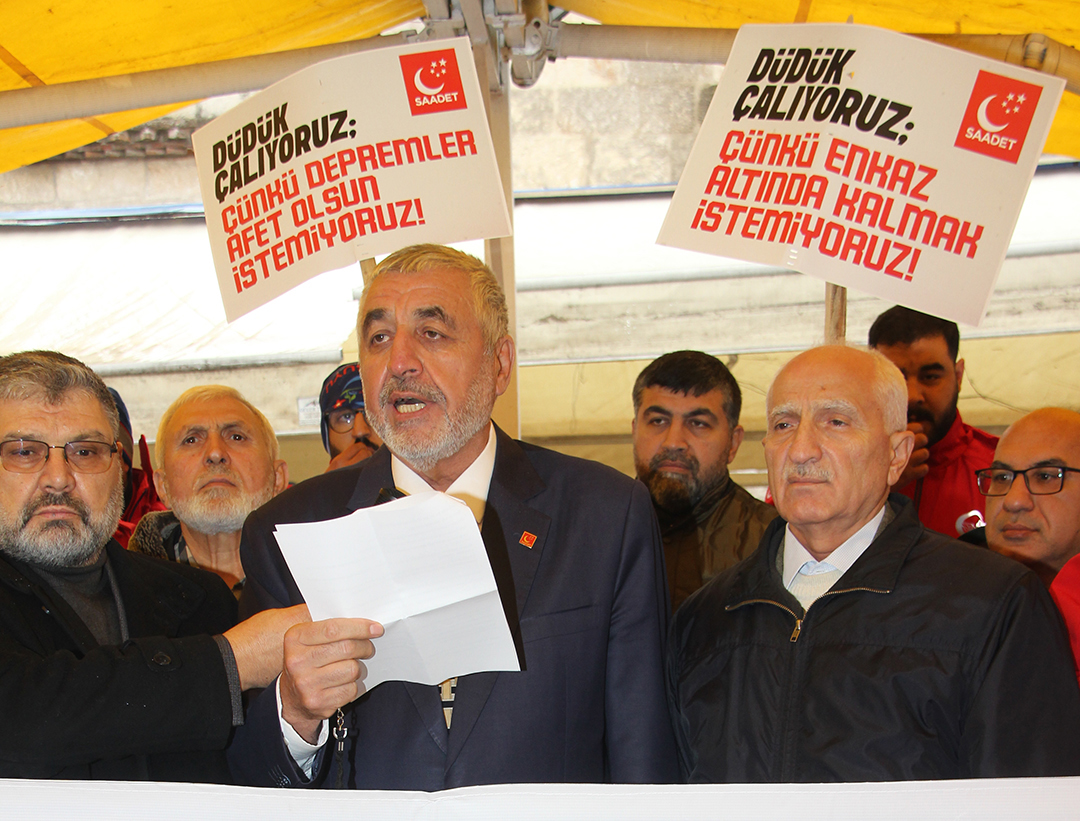 Saadet Partisi, 6 Şubat depremlerinin 3. yılında Adana Kemeraltı Camii önünde “Sesimizi Duymayanlara Düdük Çalıyoruz” başlığıyla basın açıklaması yaptı. Açıklamayı İl Başkanı M. Çelebi Keyhıdır gerçekleştirdi.