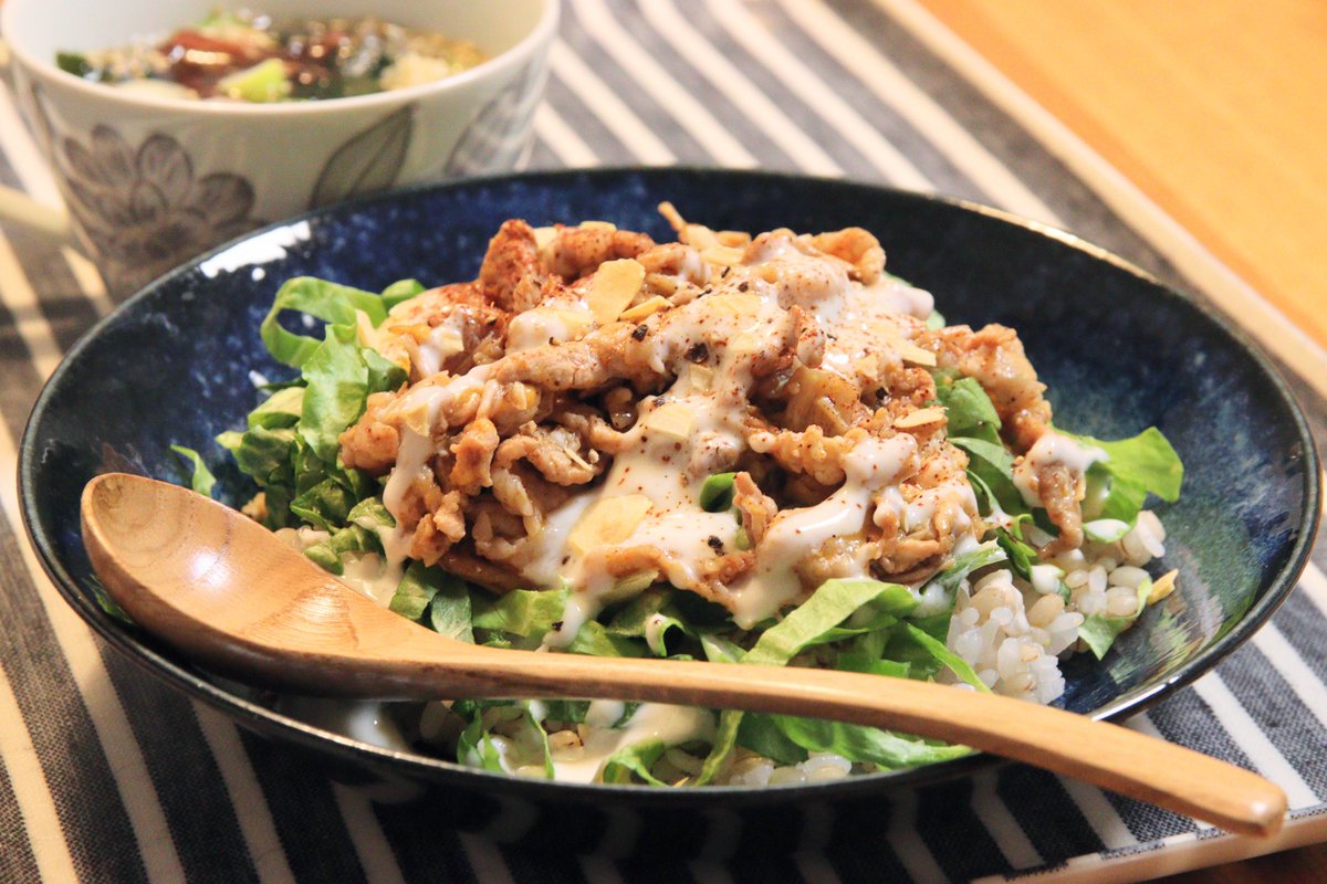 etyuooo's tweet photo. 🥢スパイシー豚丼、海藻中華スープ

豚肉×レタス×マヨネーズの丼物で味付けを変えて色々試していたけど、今回はマヨネーズを豆乳ヨーグルト＆レタスのソースに変えてチャレンジ！レモンの爽やかな香りでバージョンアップした✨

#おうちごはん #おうちご飯 #おうちごはん𓎩𓌉𓇋 #料理記録 #夕ごはん https://t.co/gcT5pZZui6