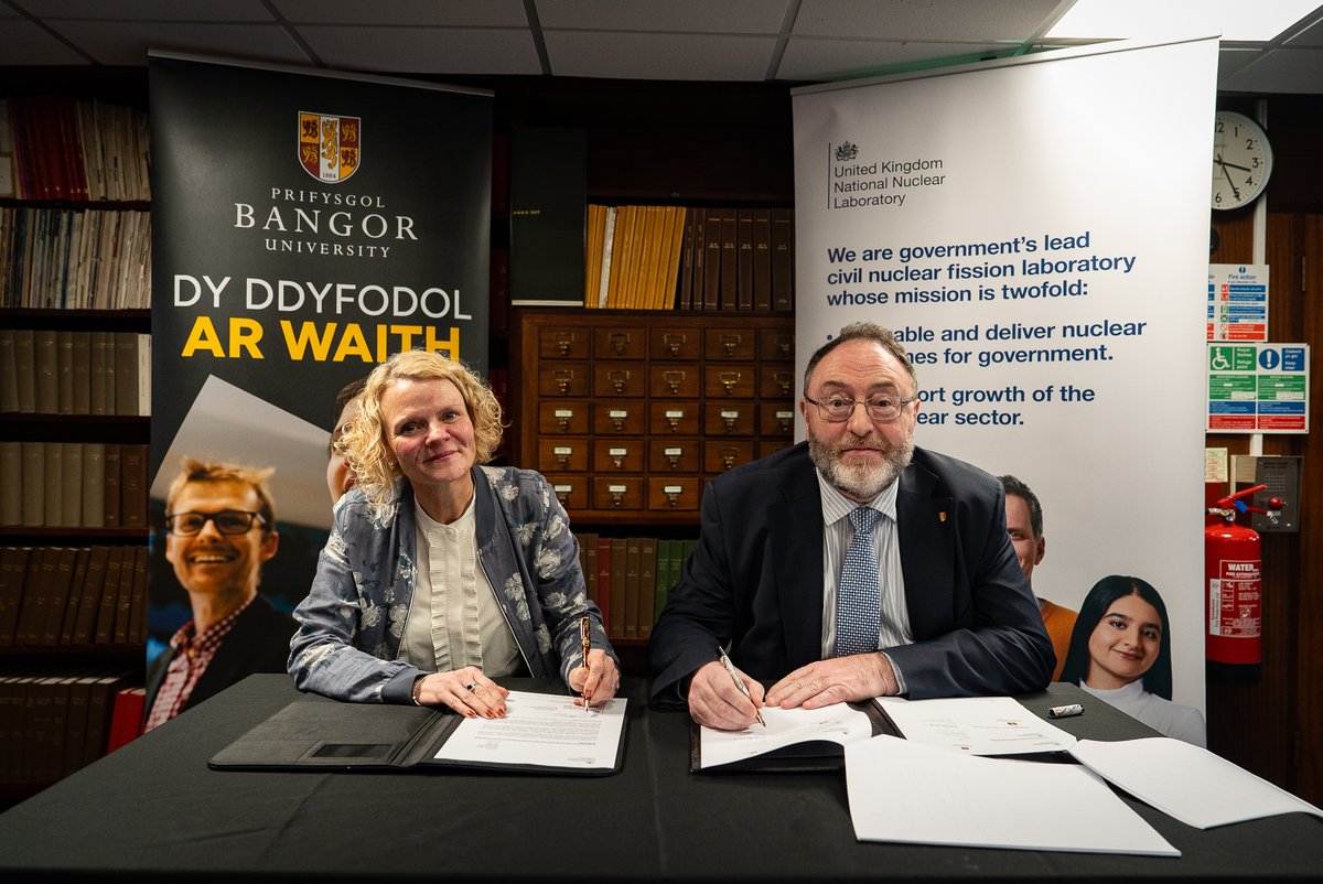 UKNNL's tweet photo. We're delighted to have renewed our strategic partnership with @BangorUni to drive nuclear research and develop the skilled workforce the UK needs for its clean energy future.

Read more🔗https://t.co/Fi6LQfZUkC 

#UKNNLTogetherWeCan https://t.co/sKuWmQJTyJ
