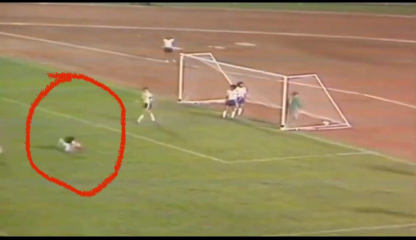 بعد هدف الاسطورة فتحي كميل رحمه الله على اليابان .  ما سبب سقوط اللاعب الياباني على الارض ؟

#فتحي كميل