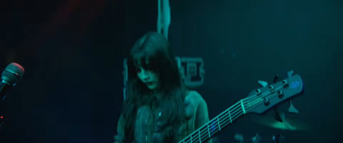 recel101's tweet photo. @ByulsDisciple @vallkceb It's definitely a new one. It has the lightning at the 3rd fret, which the blue one doesn't have, but the Ale's Inferno one has a different type of wood on the body. So yeah, none of the 2 we already know https://t.co/1sjyYH1Qnp
