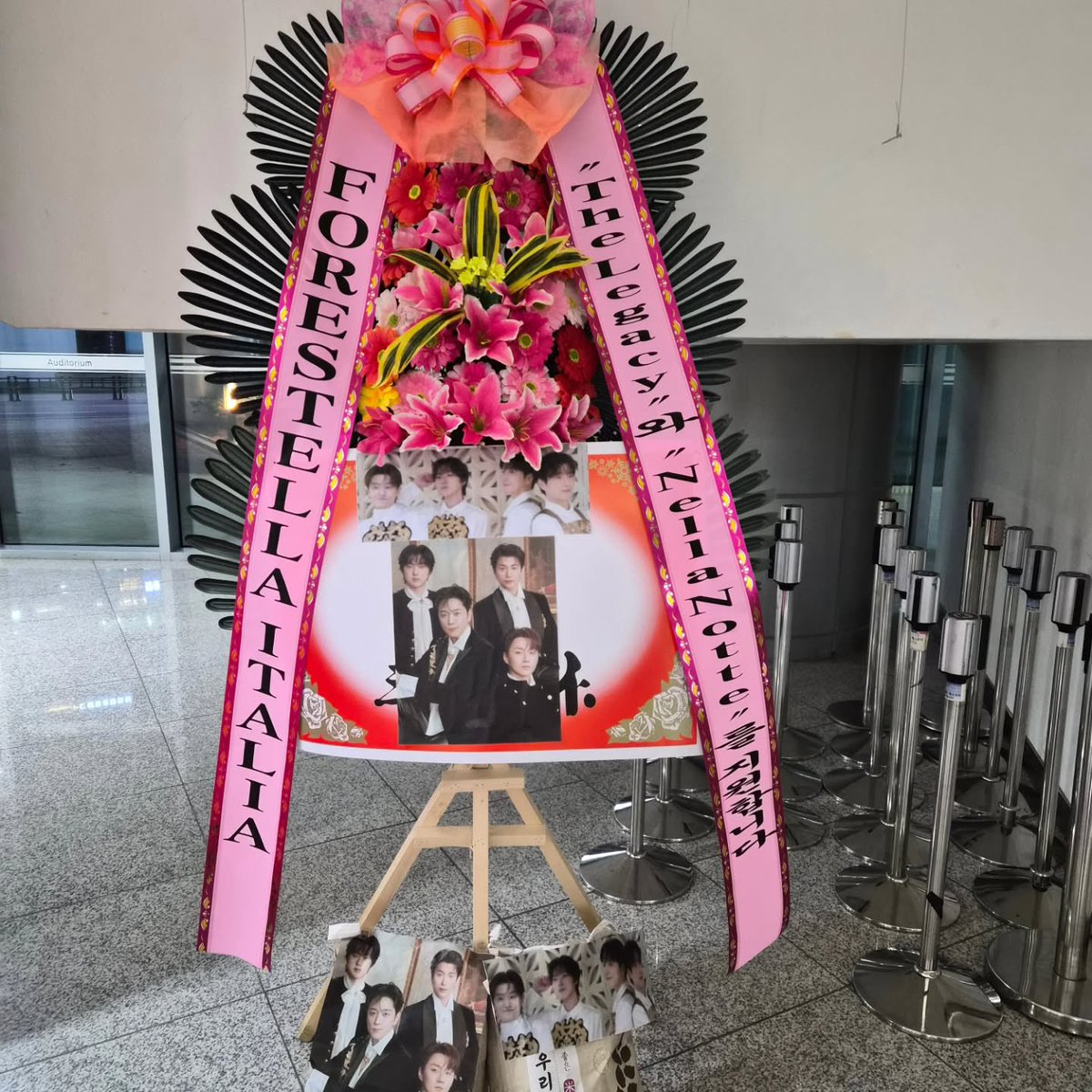 AlwaysH90112108's tweet image. flowerstokorea 인스타 

‘포레스텔라 부산공연 Italian fans have ordered a rice donation wreath to congratulate Forestella on their Busan concert.’