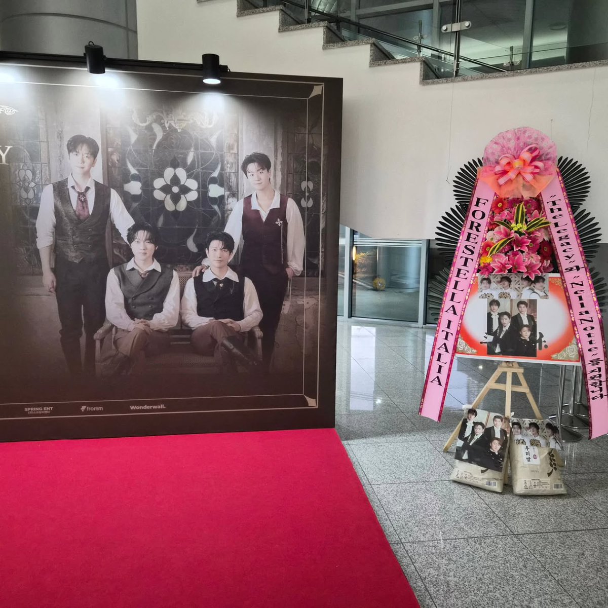 AlwaysH90112108's tweet image. flowerstokorea 인스타 

‘포레스텔라 부산공연 Italian fans have ordered a rice donation wreath to congratulate Forestella on their Busan concert.’