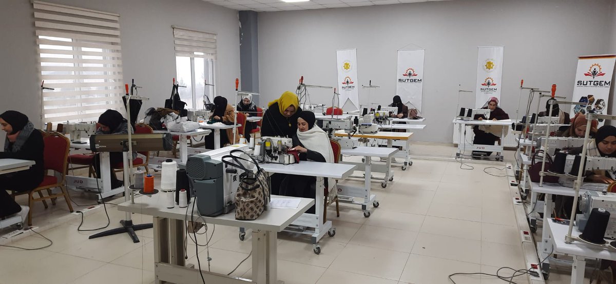 SUTGEM63's tweet photo. Kızılay Toplum Merkezi ve @sanliurfatso işbirliği  ile yürütülen İstihdam odaklı Tekstil, Kaynakçılık ve Plastik enjeksiyon eğitimlerimiz devam ediyor. 

@mdoganyetim @serhatkrd @ahmetbuluttr https://t.co/WJYcnXAm9p