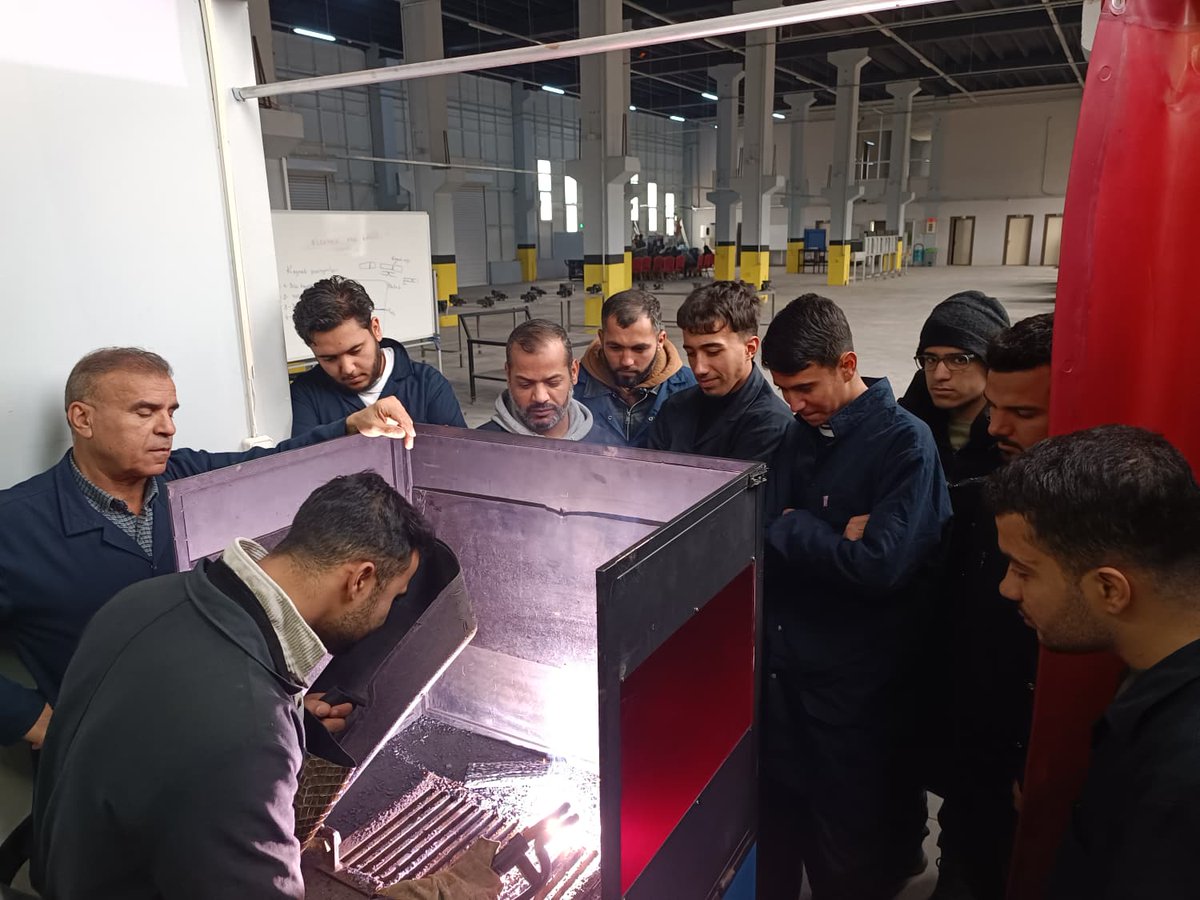 SUTGEM63's tweet photo. Kızılay Toplum Merkezi ve @sanliurfatso işbirliği  ile yürütülen İstihdam odaklı Tekstil, Kaynakçılık ve Plastik enjeksiyon eğitimlerimiz devam ediyor. 

@mdoganyetim @serhatkrd @ahmetbuluttr https://t.co/WJYcnXAm9p