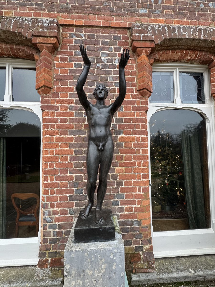 DrBrucePereira's tweet photo. Some impressive formal statuary in the garden at Hughenden.
#hughenden #hughendenmanor #hughendennt #highwycombe #nationaltrust #formalgardens #statuary https://t.co/vHy9WlnMMw