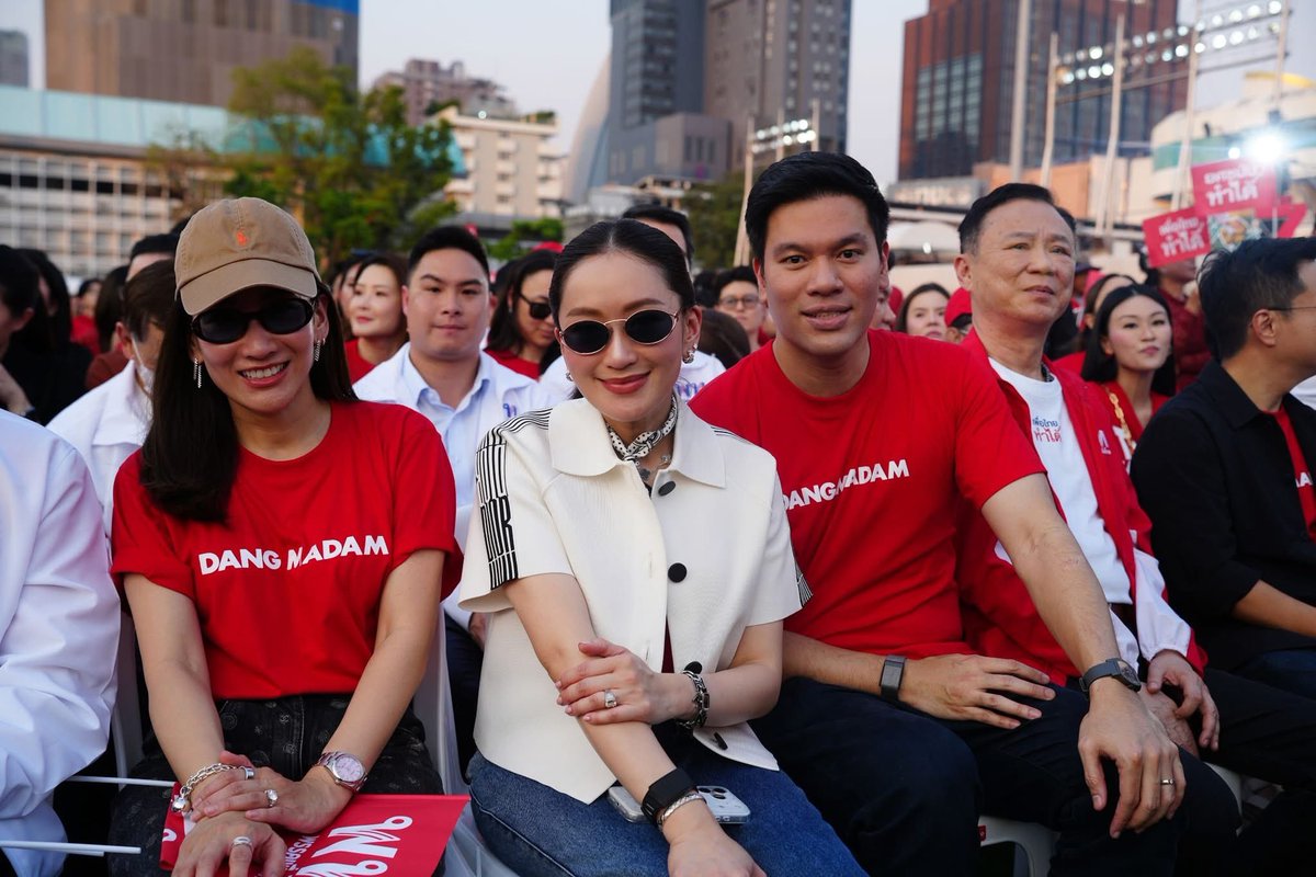 mmathemagiciann's tweet image. พี่เอมกับสามีคนใต้(พี่ปอ) ใส่เสื้อแดงมาดามอ่ะ55555555555555 
#พรรคเพื่อไทย #แพทองธารชินวัตร 
#เพื่อไทยทำได้ ❤️