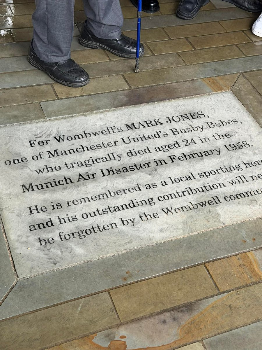 Unveiled In Wombwell (South Yorkshire) today local to me Beautiful tribute to a Busby Babes 💙 RIP Mark Jones and Rest of the Busby Babes who tragically lost there lives 😥 <a href="/ManUtd/">Manchester United</a> #Mufc #munichairdisaster