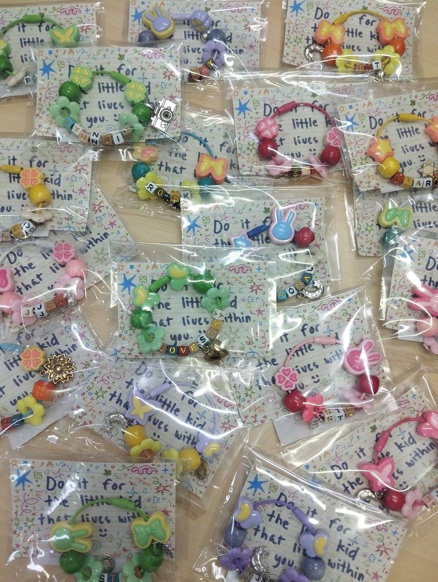 linoringcart's tweet photo. — stray kids: the dominate experience ❤️‍🔥
fan support by @linoringcart ☁️

hello! I'll be giving away some handmade charms on sunday at SMNE (�� ⁠◜⁠‿⁠◝⁠ ⁠)⁠♡

likes &amp; rts appreciated but not required! 

just say hi and approach us ^^ https://t.co/2Rxc8gkZZM