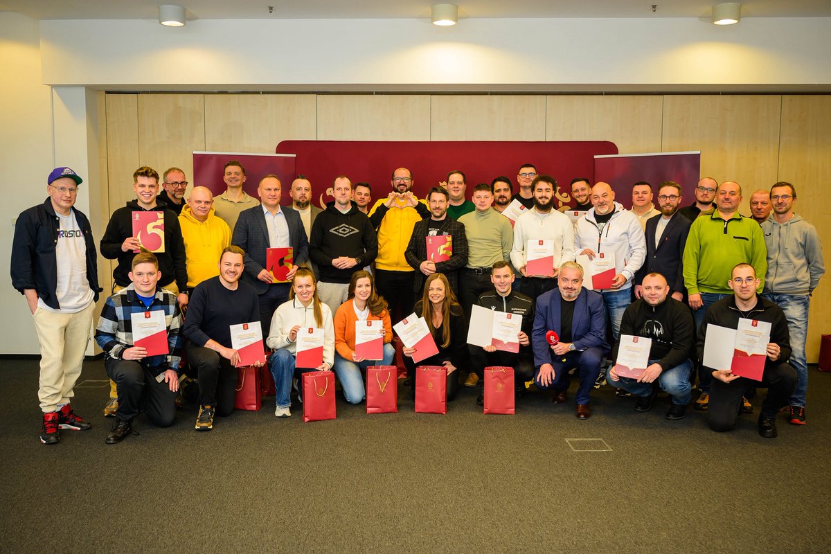 PatrykOL99's tweet photo. Centralny Kurs Spikerski @pzpn_pl 🎤✅

Warto gonić za marzeniami, nawet jeśli kiedyś wydawały się dalekie do zrealizowania 🔥

📸 Cyfrasport Photo Agency https://t.co/0jVAMREvhG