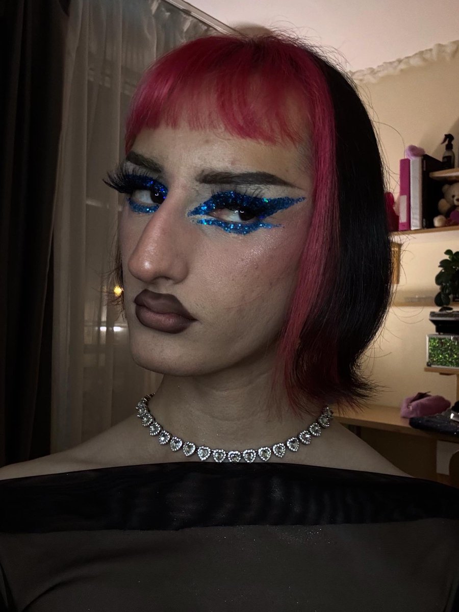 bamboo_camelleo's tweet photo. โจ Blue glitter mood, main character energy. ๐
#makeuplook #glittermakeup #boldbeauty #altstyle #blueeyeshadow https://t.co/SVerBtSQuJ