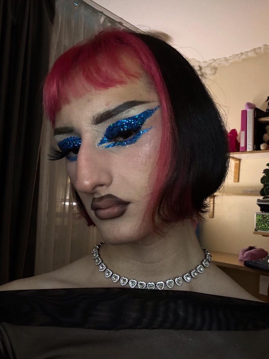bamboo_camelleo's tweet photo. โจ Blue glitter mood, main character energy. ๐
#makeuplook #glittermakeup #boldbeauty #altstyle #blueeyeshadow https://t.co/SVerBtSQuJ