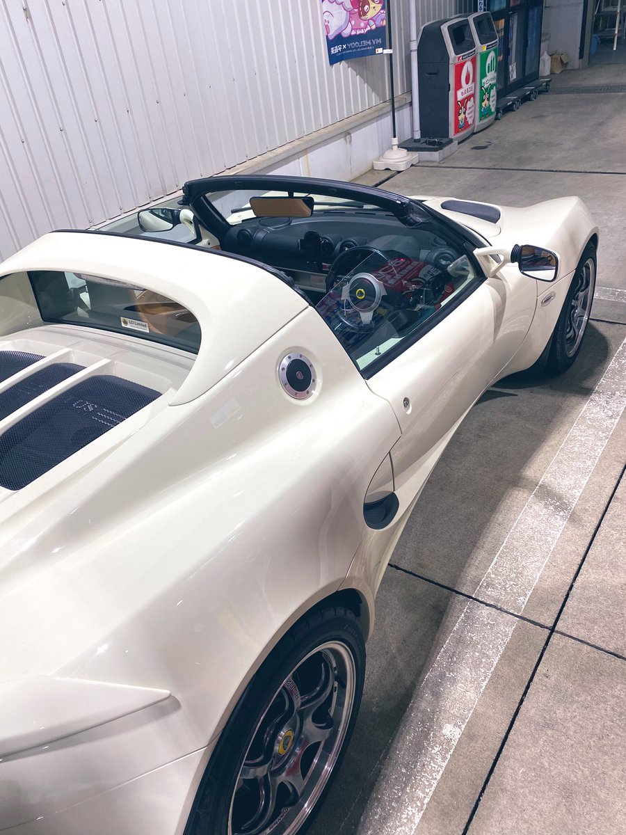 用事を済ませてちょいとドライブ。
冬でもルーフは開ける派、オープンカーだもの。
やっぱひとりで夜の街を流す時間is最高。
さて帰ろ