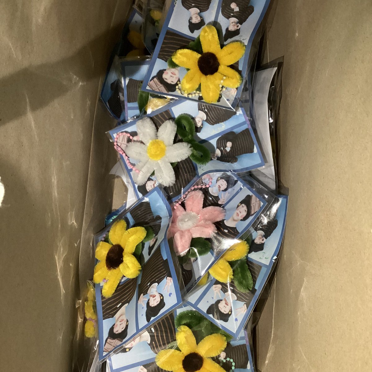 ทำพวงกุญแจดอกไม้ไปแจกไอดีต้อนรับวันวาเลนไทน์นิดหน่อย แวะมารับกันได้น้า 🥺🤍 #2026THELASTPARADEENCOREINBANGKOK