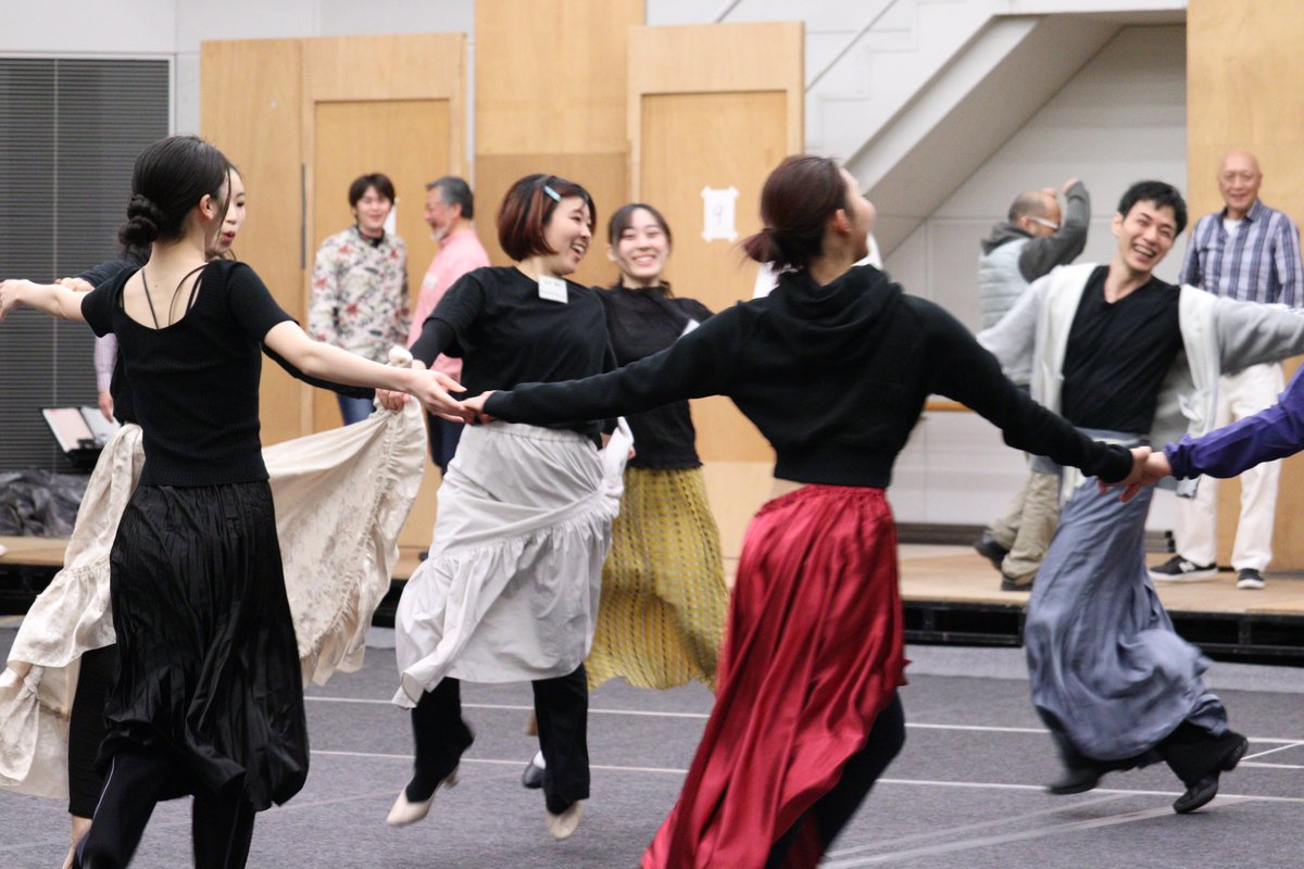 nntt_opera's tweet photo. 『リゴレット』リハーサル始まっています！印象的な冒頭のシーンの稽古の様子をどうぞ！ https://t.co/EpB9Btt6pm