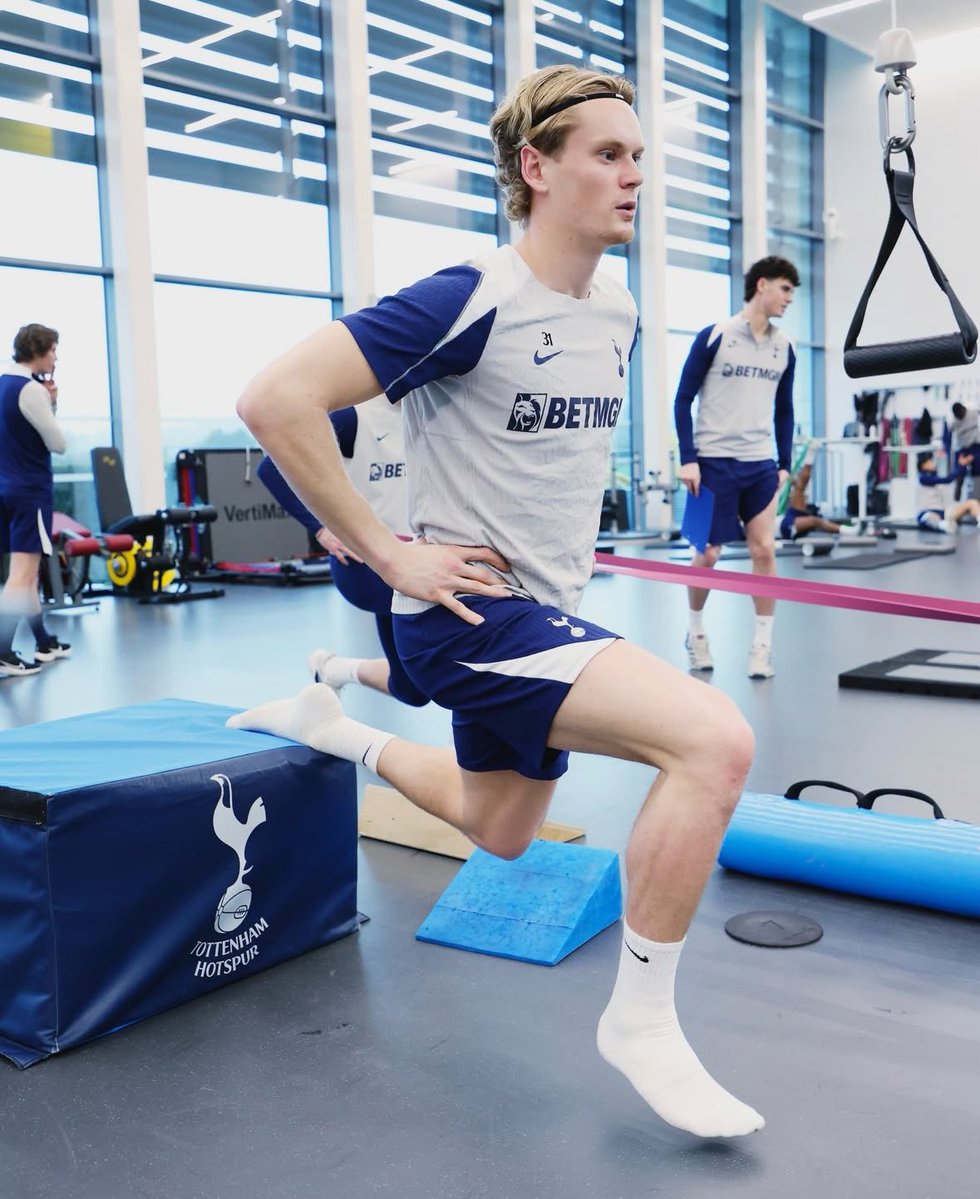 근데 저 아래 발이 떠있는게 맞아.....? 
저게 가능한거야....??