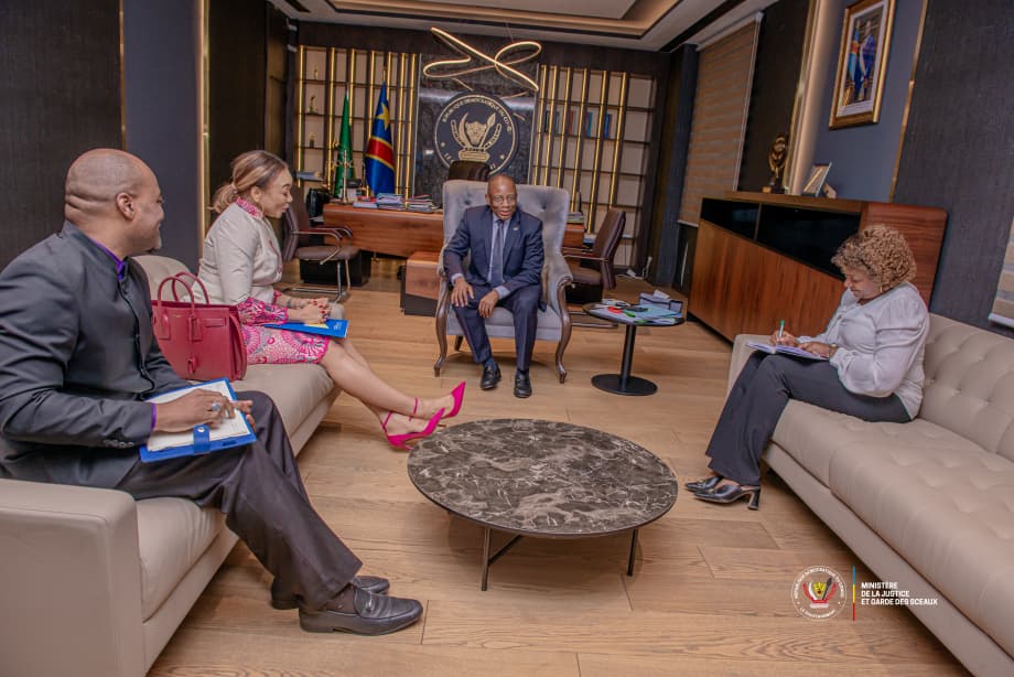 JusticeGouvCD's tweet photo. 🇨🇩⚖️ Le Ministre d’État à la Justice Guillaume NGEFA a reçu la DG de l’ANAT, Carine ONIEMBA. Objectif : identifier, cartographier et sécuriser durablement les sites judiciaires. https://t.co/klsxfiuwN7