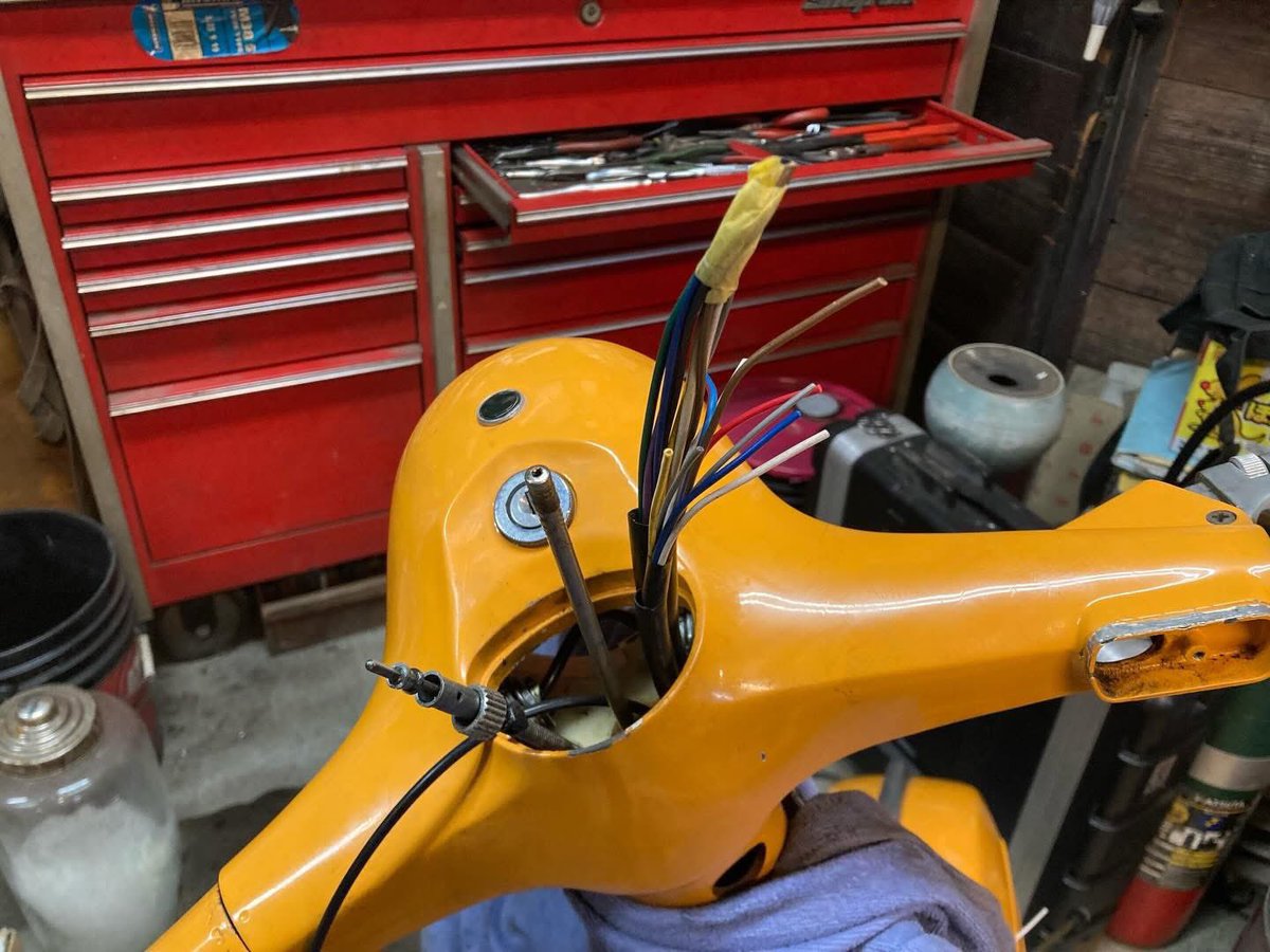 neneguzzi1's tweet photo. こりゃ今月中に出来上がるのか？

#Pushrod 
今日の様子
黄色ラリーさんは、配線の末端の長さや折り返し配線など加えたりの作業を終えて、フレームボディに通しました。
この後は、レクチファイヤーやスイッチ類など各部へ通して端子などを取付けます。

#vesparally200 #vespa #ベスパ https://t.co/3FruOP1El0