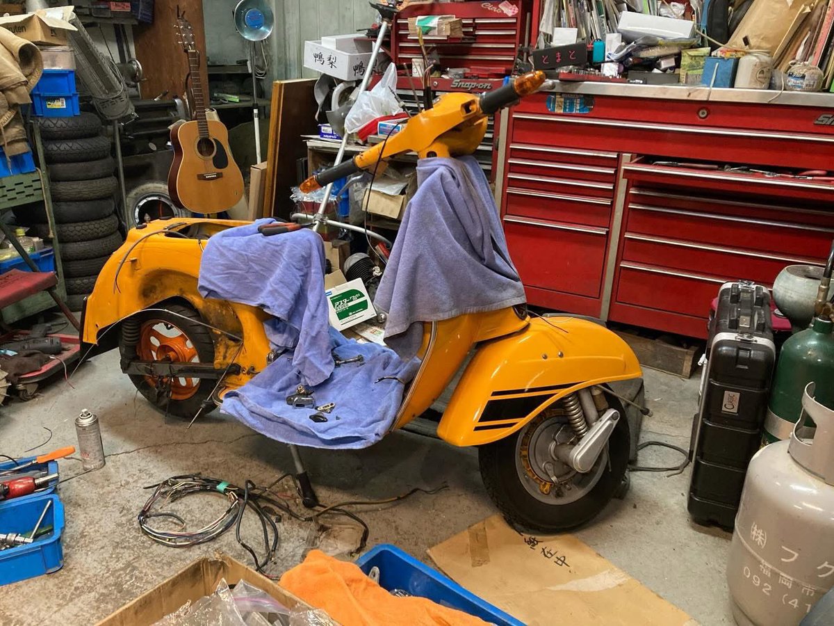 neneguzzi1's tweet photo. こりゃ今月中に出来上がるのか？

#Pushrod 
今日の様子
黄色ラリーさんは、配線の末端の長さや折り返し配線など加えたりの作業を終えて、フレームボディに通しました。
この後は、レクチファイヤーやスイッチ類など各部へ通して端子などを取付けます。

#vesparally200 #vespa #ベスパ https://t.co/3FruOP1El0