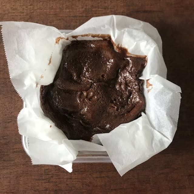 山本ゆりさんが考案した「半熟ショコラケーキ」のレシピが本当にすごいです…。
・材料たったの5つ
・電子レンジで完成
・作業時間10分ほど
・型不要
という手軽さなのに、ガトーショコラと生チョコの間をとったようななめらかな食感。料理初心者さんにもおすすめです。バレンタインにもぴったりです。