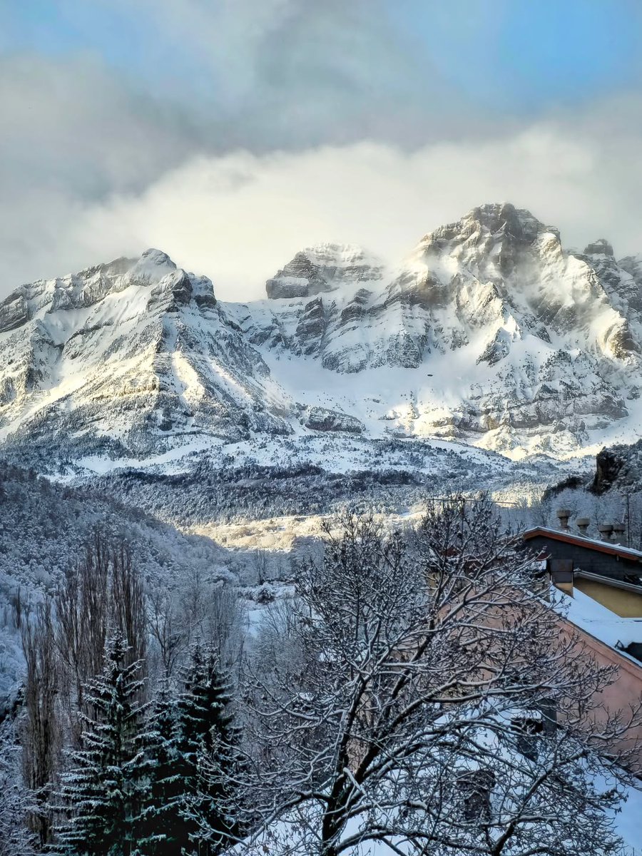 La Sierra de Partacua ❄️🏔️ se alza majestuosa sobre el Valle de Tena ✨. Sus cumbres nevadas 🗻, envueltas en nubes ☁️, crean un paisaje de película 📸.

Preciosa foto gracias a instagram.com/mementohomo