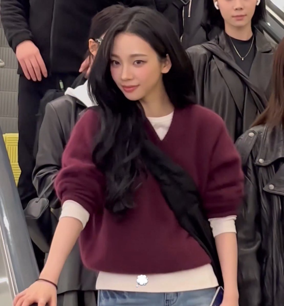 นางสาวจีมิน ยู รหัสนักศึกษา 6900411 คณะสวยศาสตร์ สาขาบริหารเสน่ห์ มหาวิทยาลัยกวางยา