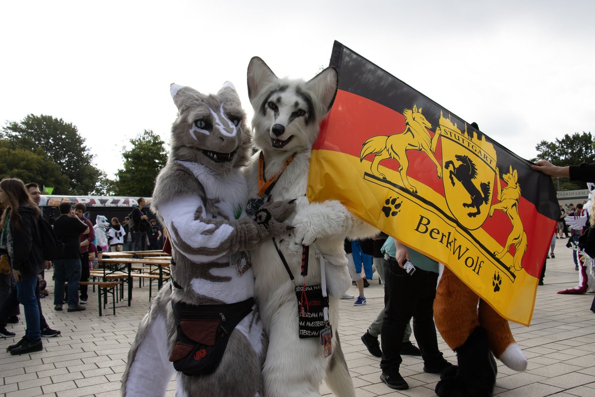BerkWolf's tweet image. Happy #FursuitFriday in my @Kitavos_DE suit

✂️ @yurei_kitsune
🐺 @KiesellDave ✂️ @Shiryudesign_de
📸 @Shiryuakai
📅 05.09.2025
🏢 #CCH
🌆 #Hamburg 🇩🇪
🎉 29. #Eurofurence
🎩 @eurofurence

#EF #EF2025 #EF29 #Fursuit #Furry #Berk

Follow my Berk-News (TG):
t.me/Berk_News