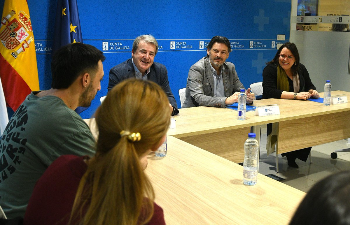 GaliciaAberta's tweet photo. 👩🎓🌍 Miranda reúnese en Ourense con estudantes beneficiarios das #BEME: poñer cara e voz á mocidade retornada é clave para avaliar as políticas de retorno.
🎓 250 bolsas
💶 2,55 M€
📅 Prazo aberto ata o 30 de abril
#GaliciaRetorna #MocidadeExterior https://t.co/L99hzcxNMo