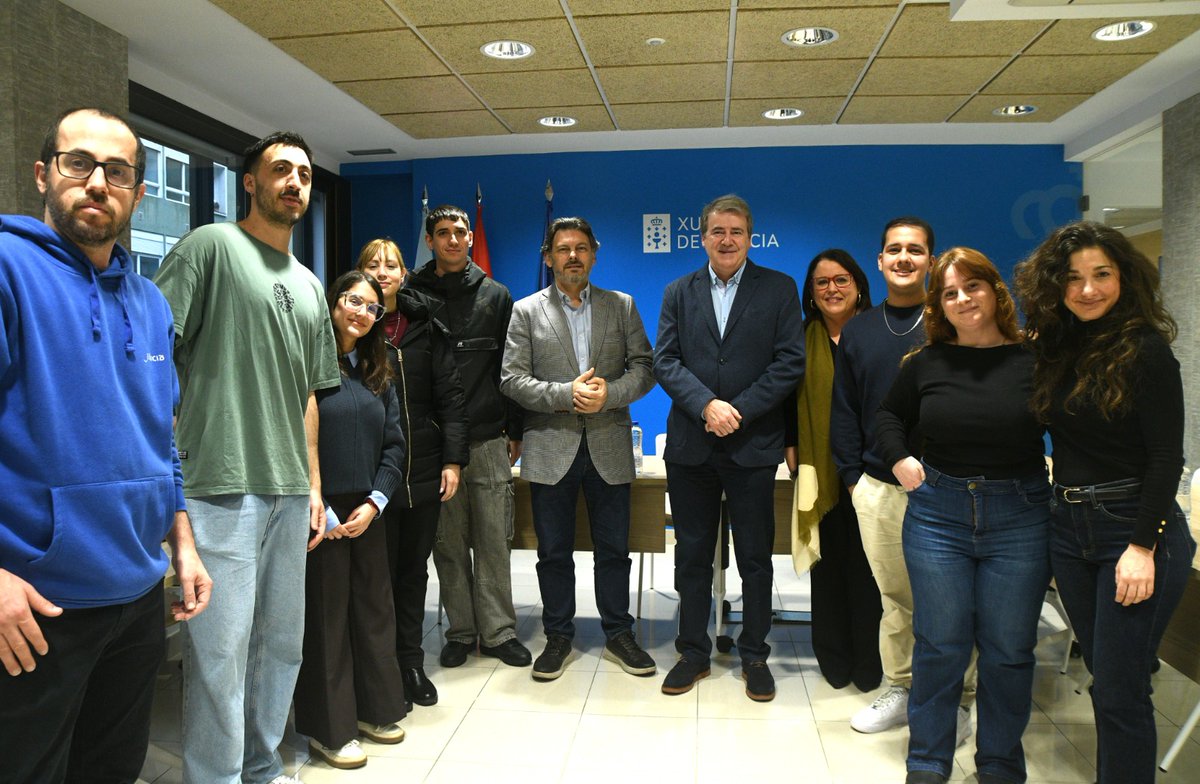 GaliciaAberta's tweet photo. 👩🎓🌍 Miranda reúnese en Ourense con estudantes beneficiarios das #BEME: poñer cara e voz á mocidade retornada é clave para avaliar as políticas de retorno.
🎓 250 bolsas
💶 2,55 M€
📅 Prazo aberto ata o 30 de abril
#GaliciaRetorna #MocidadeExterior https://t.co/L99hzcxNMo