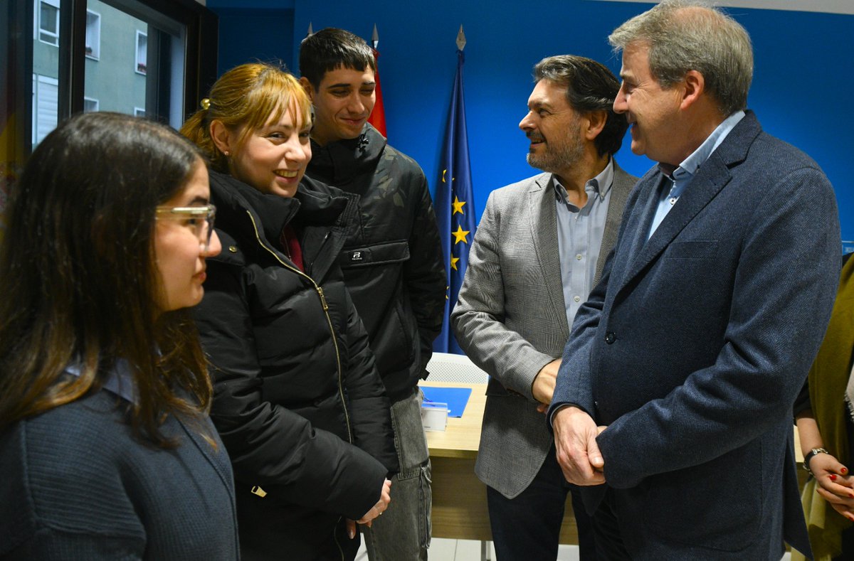 GaliciaAberta's tweet photo. 👩🎓🌍 Miranda reúnese en Ourense con estudantes beneficiarios das #BEME: poñer cara e voz á mocidade retornada é clave para avaliar as políticas de retorno.
🎓 250 bolsas
💶 2,55 M€
📅 Prazo aberto ata o 30 de abril
#GaliciaRetorna #MocidadeExterior https://t.co/L99hzcxNMo
