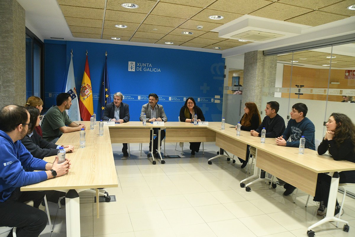 GaliciaAberta's tweet photo. 👩🎓🌍 Miranda reúnese en Ourense con estudantes beneficiarios das #BEME: poñer cara e voz á mocidade retornada é clave para avaliar as políticas de retorno.
🎓 250 bolsas
💶 2,55 M€
📅 Prazo aberto ata o 30 de abril
#GaliciaRetorna #MocidadeExterior https://t.co/L99hzcxNMo