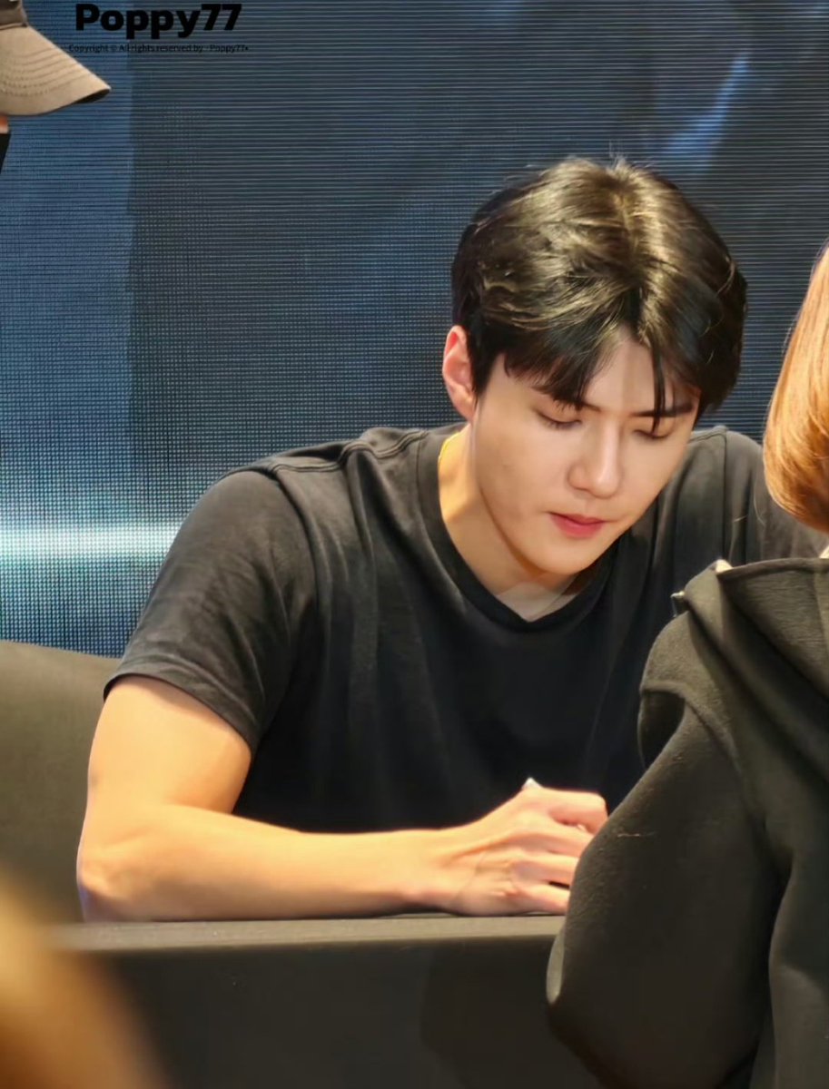 xopinkpink's tweet photo. 세훈이가 가디건 벗어서 난리가 났다고 함ㅋㅋㅋ https://t.co/cks6tHUxeY