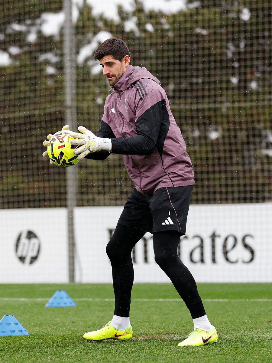 realmadrid's tweet photo. 🧤⚽🧤 https://t.co/Wzlq4QO4Lk