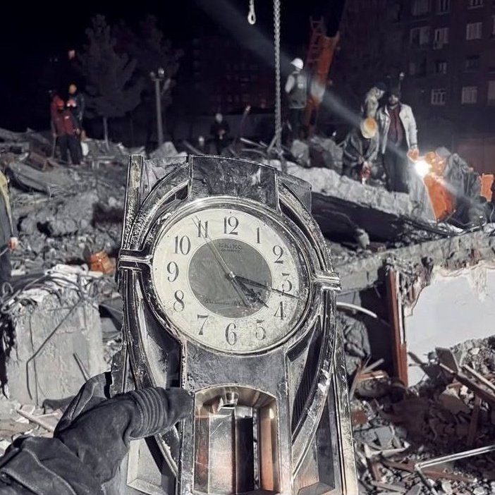 Zamanın durduğu ve tüm acılarımızı en derin duygularımızla yaşadığımız gün 6 Şubat... Boğazımda kelimeler düğümleniyor her aklıma geldiğinde, yutkunuyorum en derininden. Unutmayacak ve unutturmayacağız.